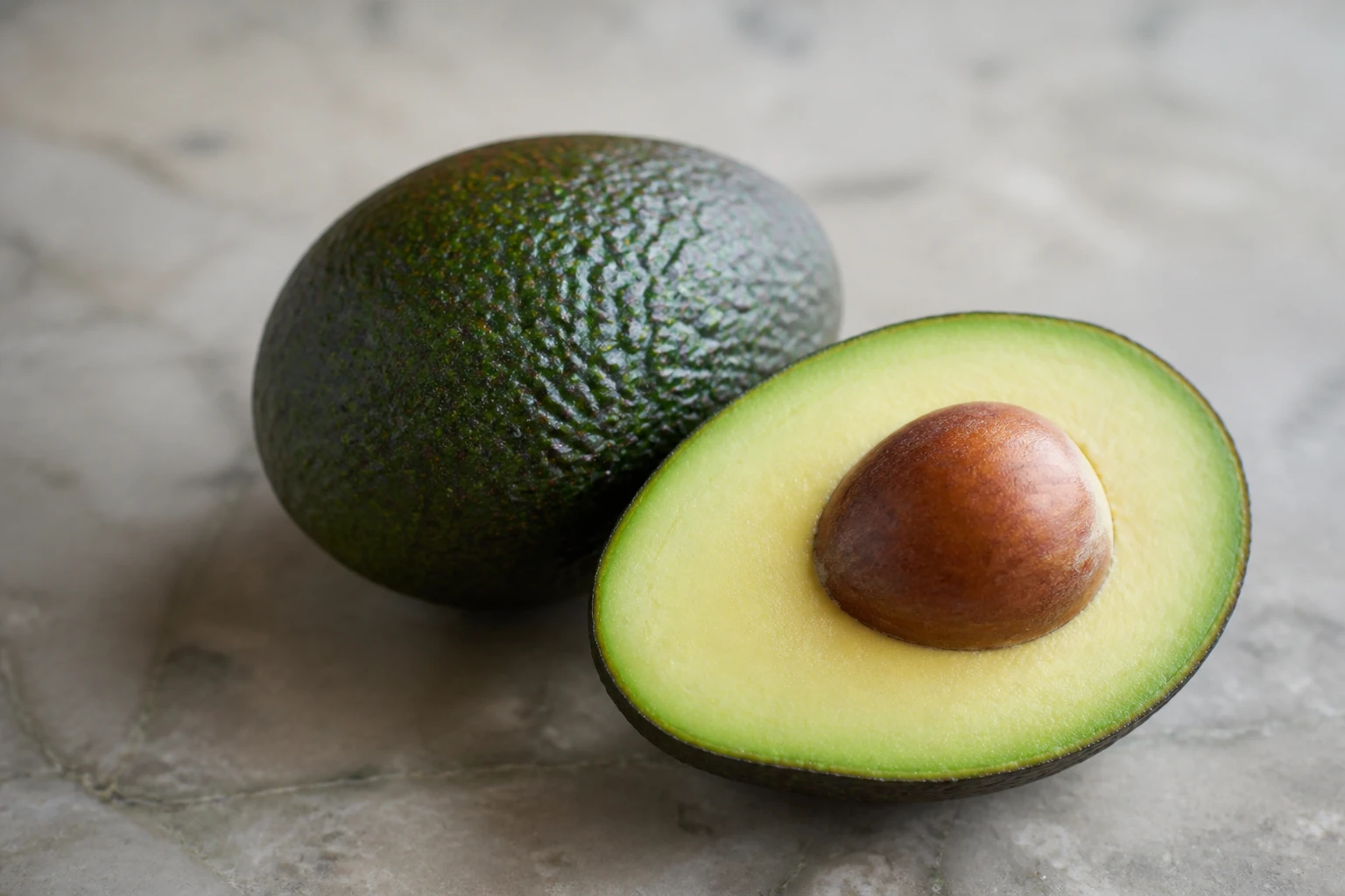 Calorías del aguacate por 100 g y por mitad